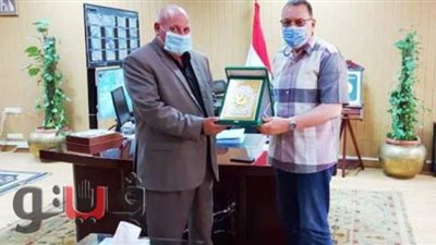 محافظ الشرقية يكرم رئيس مدينة منشأة أبو عمر لبلوغه سن المعاش