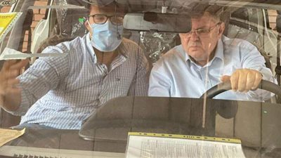 وزير قطاع الأعمال يختبر أول سيارة كهربائية لبدء تصنيعها في مصر | صور