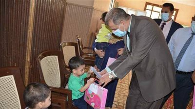 سكرتير عام المنيا يقدم هدايا عينية لأطفال المؤسسات