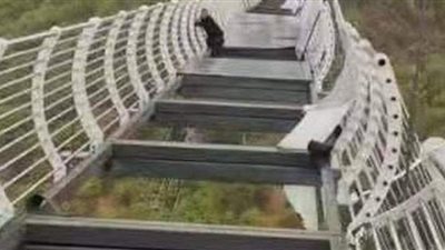 تحطم أرضية جسر زجاجي ببعض المارة