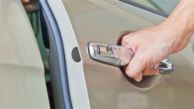 5 طرق لتجنب الصعقات الكهربائية خلال الخروج من السيارة