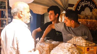 بهجة عيد الفطر.. اقبال أهالي مطروح على شراء الكحك والاسعلر تبدأ من 35 جنيه| فيديو