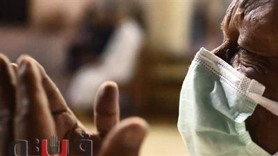 دموع وداع رمضان تسابق فرحة العيد في آخر صلاة تراويح بمسجد عمرو بن العاص.. صور