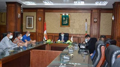 نائب محافظ سوهاج يبحث مع أعضاء الغرفة المركزية شكاوى تطوير الريف