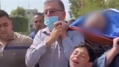 الله يسهل عليك يابا.. مشهد مؤثر لطفل فلسطيني يودع والده في جنازته | فيديو