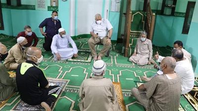 محافظ الوادي الجديد يلتقي بالمواطنين بمسجد عين الدار بالخارجة