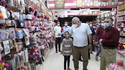 محافظ الوادي الجديد يتابع تطبيق الإجراءات الإحترازية بالأسواق والمحال التجارية