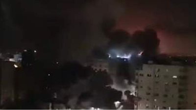 إسرائيل تقصف مبنى يضم مؤسسات صحفية في غزة | فيديو