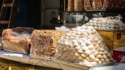 زحام في محلات الكعك والبسكويت وعروض تخفيضات في الإسكندرية |فيديو