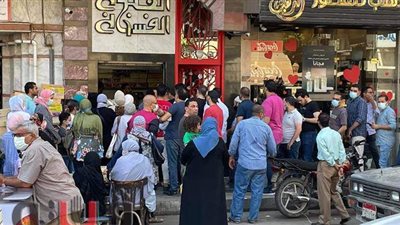 زحام على محال الفسيخ والرنجة في وقفة عيد الفطر | صور