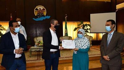 محافظ الفيوم يكرم ٣٢ ممرضة في الاحتفال باليوم العالمي للتمريض