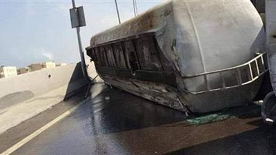 مصرع سائق في انقلاب سيارة محملة بالسولار أعلى محور الضبعة