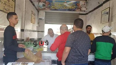 إقبال على شراء الفسيخ في نبروه بالدقهلية | فيديو