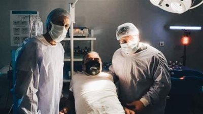 يوسف الشريف وإدوارد فى غرفة العمليات مع مخرج 