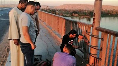 عقب وفاه أب ونجلته غرقاً .. مبادرة «ملوى بشبابها» لسد فوارغ كوبري النيل | صور