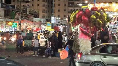 إقبال كثيف على الأسواق ومحال الملابس قبل الغلق في مطروح | فيديو