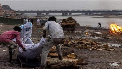 الهند تنشر شبكات في نهر الجانج لالتقاط جثث ضحايا كوفيد 19