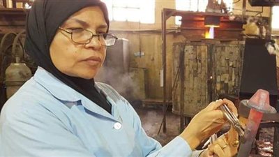 رفضوا رخصة الإفطار.. عمال وعاملات تحدوا لهيب الأفران في رمضان داخل مصنع ٤٥ الحربي | صور