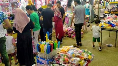 زحام على محال بيع الملابس ولعب الأطفال بالمنوفية | صور