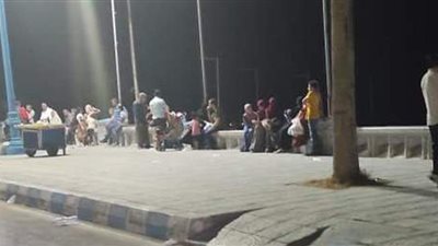 رغم كورونا.. مواطنون يتوافدون على كورنيش مرسى مطروح احتفالا بليلة العيد | صور