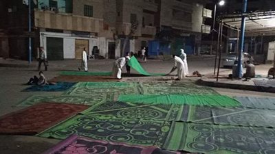 مخالفة من أولها.. أهالي مطروح يفرشون الشوارع استعدادا لصلاة العيد | صور