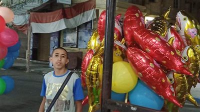 انتشار باعة البالونات وألعاب الأطفال بمحيط مساجد صلاة العيد بمطروح | فيديو وصور