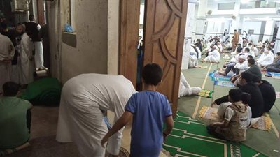 رغم الحظر.. مواطنون يصطحبون أطفالهم لأداء صلاة عيد الفطر بمطروح | صور