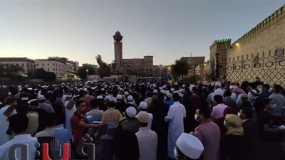 تدافع مئات المصلين للدخول إلى الجامع الأزهر لأداء صلاة عيد الفطر | فيديو