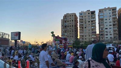بسبب الزحام.. صلاة العيد في ساحة مسجد بالمعادي وتخصيص منطقة للعب الأطفال | صور