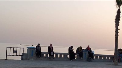 بيشموا هوا.. مواطنون يجلسون أمام الكورنيش قبل الصلاة هربا من الزحام بمطروح | فيديو وصور