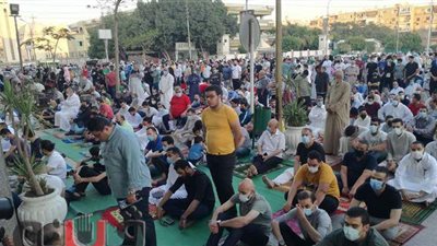 بسبب الزحام.. العشرات يؤدون صلاة العيد أمام مسجد الصديق بمصر الجديدة | صور