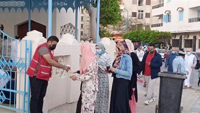 توزيع كمامات وكحول على المواطنين قبل صلاة عيد الفطر بمطروح | صور