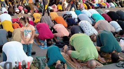 رغم التشديدات.. العشرات يؤدون صلاة العيد أمام مسجد عمرو بن العاص دون إجراءات احترازية | صور