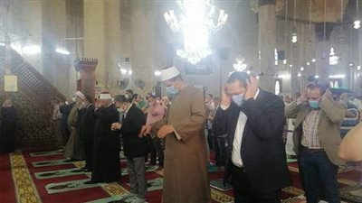 أهالي الإسكندرية يؤدون صلاة عيد الفطر وسط إجراءات احترازية | صور