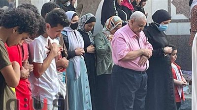 اختلاط النساء بالرجال في صلاة العيد أمام مسجد الحامدية الشاذلية | فيديو وصور