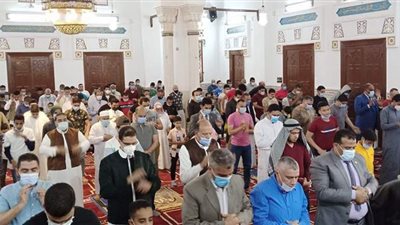 سكرتير عام مطروح يؤدي صلاة عيد الفطر وسط المواطنين بمطروح | فيديو وصور