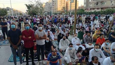 مخالفات بالجملة في صلاة العيد بالمساجد.. اصطحاب الأطفال بمطروح.. التجمع أمام ساحة مسجد الصديق.. وتدافع المصلين لدخول الجامع الأزهر | فيديو وصور