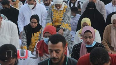 تجاهل الإجراءات الاحترازية.. مشاهد صلاة العيد في مصر الجديدة | صور