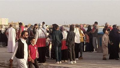 أهالي مطروح يستمتعون بجمال البحر بعد صلاة العيد | فيديو وصور