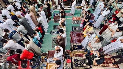 الشارع يتحول لساحة لصلاة العيد بعد امتلاء المساجد في عين شمس | صور