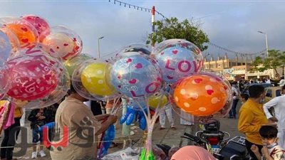 ألعاب عيد الفطر.. فرحة للأطفال ورزق للباعة الجائلين | صور