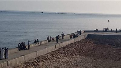 رغم قرارات الغلق.. مواطنون يتخطون الحواجز ويتوافدون على كورنيش مرسى مطروح | صور
