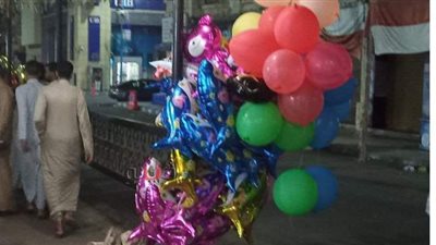 مظاهر احتفال المصريين بعيد الفطر.. انتشار ألعاب الأطفال بمحيط مساجد مطروح.. تخصيص ساحة لعب للأطفال بالمعادي.. وتزيين الشوارع بالبلالين بالشرقية