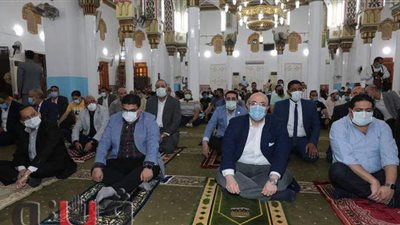 وسط إجراءات احترازية.. محافظ بني سويف يؤدي صلاة العيد بمسجد عمر بن عبدالعزيز | صور