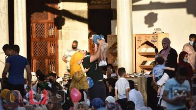 المصلون في الجامع الأزهر بعد انتهاء صلاة العيد.. سيلفي وبلالين وضحكات من القلب