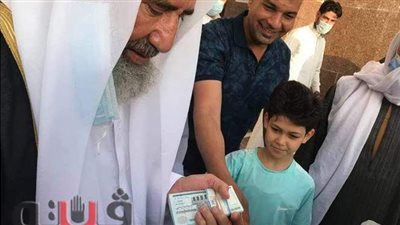 بالطابور.. إمام مسجد بالإسماعيلية يوزع العيدية على المصلين | صور