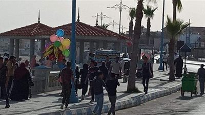 10 صور ترصد تزايد الإقبال على كورنيش مطروح احتفالا بالعيد