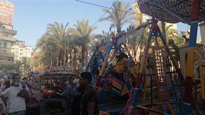 تجمعات ومراجيح بالساحة المجاورة لمسجد أبي العباس بالإسكندرية | صور