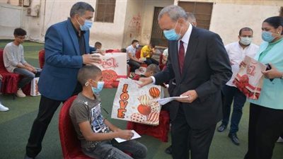 محافظ القليوبية يشارك الأطفال الأيتام والمسنين فرحتهم بعيد الفطر المبارك