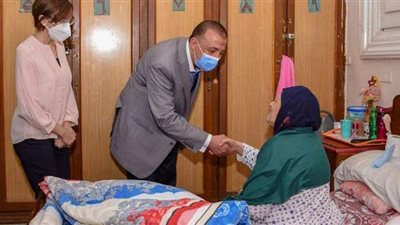 محافظ الإسكندرية يزور دور المسنين والأيتام لتهنئتهم بعيد الفطر